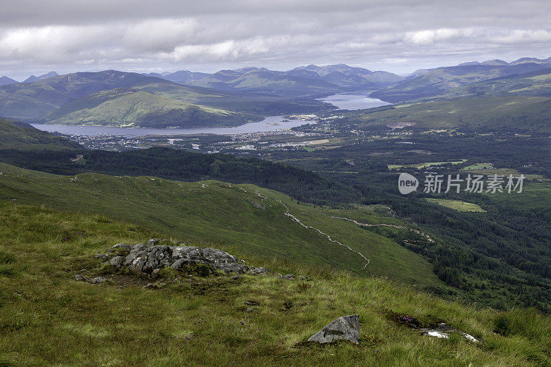 苏格兰尼维斯山脉的奥纳赫莫尔(Aonach Mor)下面的针叶林，远处是威廉堡(Fort William)、林荷湖(Loch Linnhe)和艾尔湖(Loch Eil)。